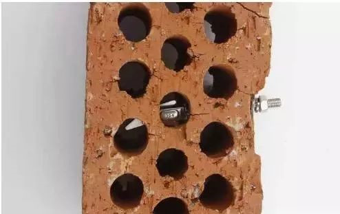 怎么在空心砖上打膨胀螺栓?